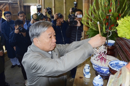 Tổng Bí thư Tô Lâm dâng hương, thăm Khu lưu niệm Tổng Bí thư Nguyễn Văn Cừ