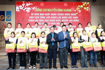 Chủ tịch Tổng Liên đoàn Lao động Việt Nam tặng quà Tết công nhân hoàn cảnh khó khăn tại Bắc Ninh