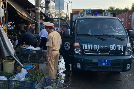 TP. HCM: Cảnh sát giao thông phối hợp siết chặt an ninh và trật tự tại chợ đầu mối