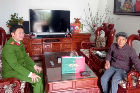 Công an xã Mao Điền tổ chức nhiều hoạt động an sinh xã hội, chăm lo đời sống Nhân dân dịp Tết Nguyên đán