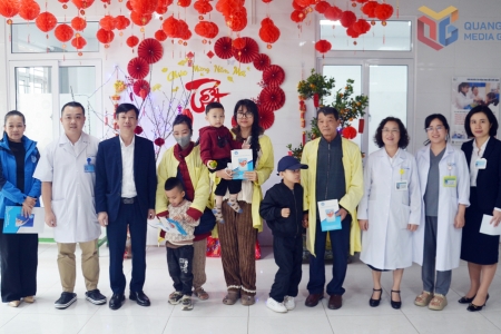 BHXH tỉnh Quảng Ninh tặng quà Tết cho bệnh nhân có hoàn cảnh khó khăn
