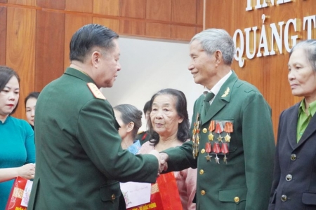 Đại tướng Nguyễn Trọng Nghĩa thăm, tặng quà Tết tại tỉnh Quảng Trị