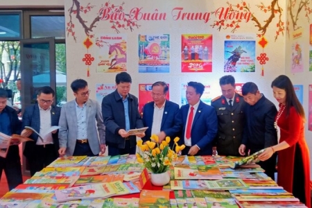 Thái Nguyên khai trương Phòng đọc báo Xuân Bính Ngọ và trưng bày sách về Đảng