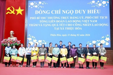 Phó Chủ tịch Tổng Liên đoàn Lao động Việt Nam trao quà cho người lao động có hoàn cảnh khó khăn tại Thanh Hóa