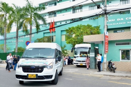 Bệnh viện Đà Nẵng: Tổ chức chuyến xe tình nghĩa đưa người bệnh về quê ăn Tết