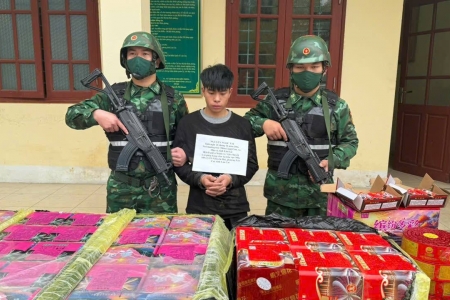 Đồn Biên phòng Cửa khẩu Quốc tế Lào Cai bắt giữ đối tượng vận chuyển 1,5 tạ pháo qua biên giới