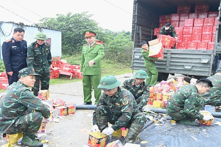 Bắc Ninh: Tiêu hủy hơn 10,8 tấn pháo hoa nổ buôn bán trái phép