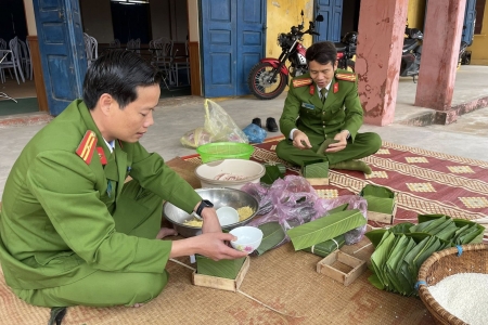 Công an xã Hải An gói bánh chưng, bó giò mừng Xuân Bính Ngọ 2026