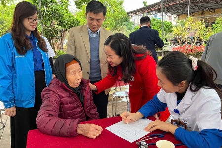 Bắc Ninh: Khám, tư vấn sức khỏe và tặng quà 200 người cao tuổi, hộ nghèo