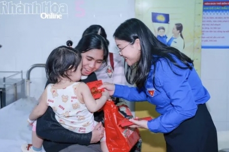 Trao 120 suất quà cho các bệnh nhi tại Bệnh viện Đa khoa Khánh Hòa