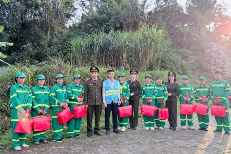 Công an tỉnh Cao Bằng: Tặng quà Tết cho công nhân môi trường dịp Xuân Bính Ngọ 2026