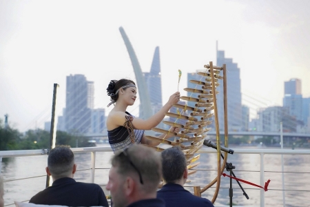 Du ngoạn sông Sài Gòn, thưởng thức cồng chiêng giữa lòng Thành phố Hồ Chí Minh dịp Tết