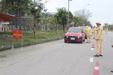 Công an Nghệ An ra quân kiểm soát nồng độ cồn ngay từ sáng mùng 1 Tết