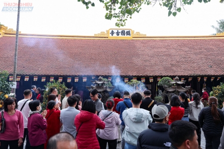 Hà Nội: Dòng người tấp nập đi lễ chùa, mong một năm mới bình an