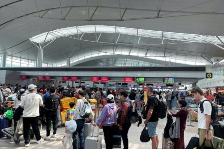 Tân Sơn Nhất “căng mình” mùng 4 Tết: Hơn 1.000 chuyến bay, gần 171.000 lượt khách trong ngày cao điểm