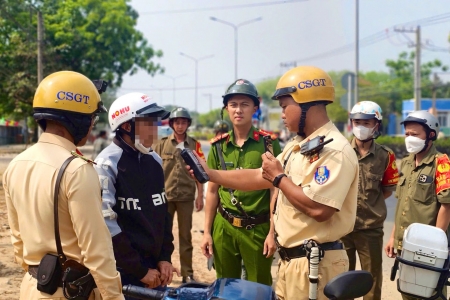 CSGT TP. HCM xử lý nghiêm vi phạm nồng độ cồn và tốc độ trong ngày đầu xuân