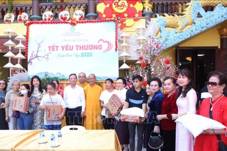 Chương trình Trao quà Tết yêu thương: Minh chứng sinh động cho tình đoàn kết đặc biệt Việt Nam - Lào