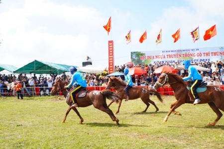 Rộn ràng hội đua ngựa gò Thì Thùng ngày xuân