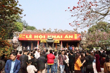 Ninh Bình: Đầu xuân, người dân khắp nơi nô nức về lễ Đền Trần cầu may