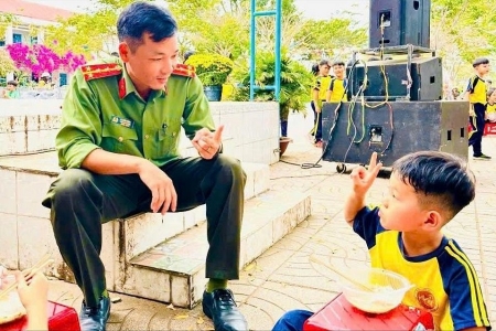 Lâm Đồng: Đề nghị trao Huy hiệu Tuổi trẻ dũng cảm cho Đại úy công an cứu hai cháu bé giữa sóng dữ