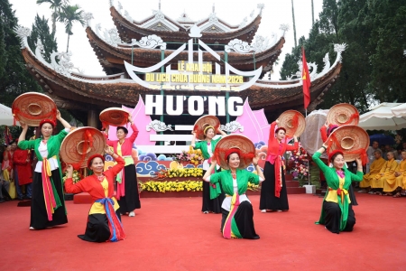 Nô nức trẩy hội chùa Hương 2026 trong mưa xuân ngày khai hội