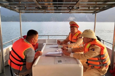 Phú Thọ tăng cường xử lý vi phạm an toàn giao thông trên lòng hồ Sông Đà