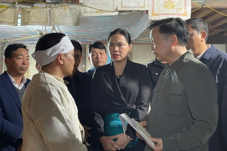 Phó Thủ tướng Trần Hồng Hà thăm hỏi gia đình các nạn nhân vụ chìm tàu chở khách trên hồ Thác Bà