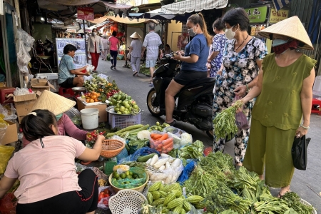 Sau Tết, chợ truyền thống Hà Nội dần nhộn nhịp trở lại: Một số mặt hàng nhích giá nhẹ