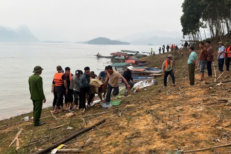 Khắc phục hậu quả vụ tai nạn giao thông đường thủy đặc biệt nghiêm trọng trên hồ Thác Bà