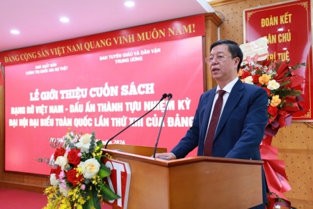 Giới thiệu cuốn sách về dấu ấn thành tựu nhiệm kỳ Đại hội lần thứ XIII của Đảng