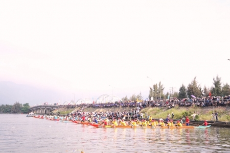 Đà Nẵng: Giải đua thuyền truyền thống mở rộng đầu Xuân Bính Ngọ trên sông Cu Đê