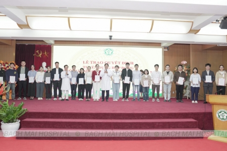 Bệnh viện Bạch Mai trao quyết định tuyển dụng hơn 100 bác sĩ nội trú