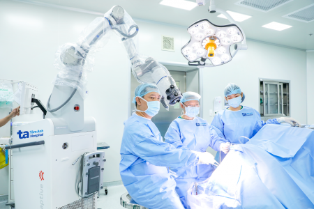 Việt Nam có kỷ lục châu Á mới về phẫu thuật u não, đột quỵ bằng Robot AI 