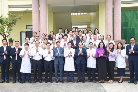 Chủ tịch UBND tỉnh Hưng Yên chúc mừng cán bộ ngành y tế