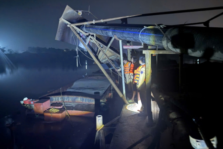 Hà Nội: Bắt quả tang hai phương tiện khai thác cát trái phép trên sông Cầu