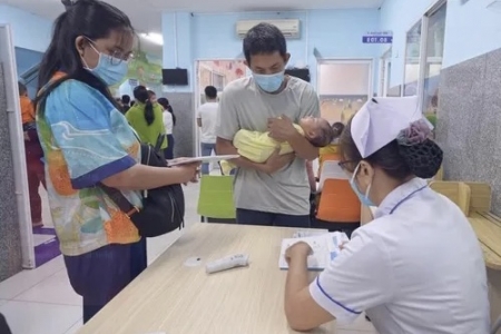 Bệnh viện Nhi đồng 1 triển khai uống vắc-xin Rotavin miễn phí từ năm 2026