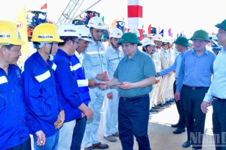 Thủ tướng Phạm Minh Chính đi kiểm tra các dự án giao thông trọng điểm khu vực miền Trung