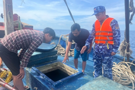 Bắt giữ tàu cá vận chuyển trái phép khoảng 40.000 lít dầu D.O