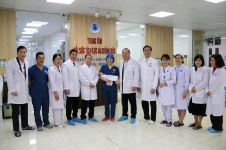 Hội Chữ thập đỏ thành phố Hải Phòng trao tặng quà cho các bệnh nhân có hoàn cảnh khó khăn