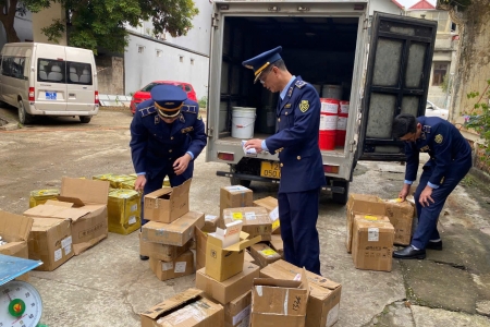 Tạm giữ lô hàng gần 500 sản phẩm keo dán nhập lậu tại Lạng Sơn