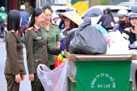 Lâm Đồng: Ấm áp nghĩa tình 8/3 trên từng cung đường phố núi