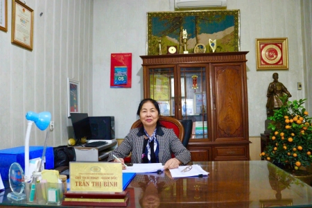 Từ vị mặn của biển: Chuyện người phụ nữ hơn nửa thế kỷ giữ nghề muối