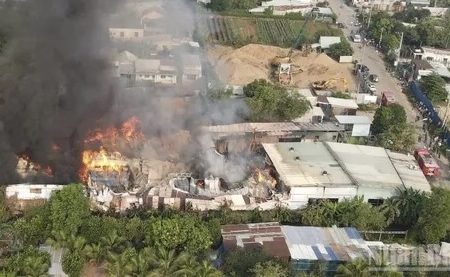 Điều tra nguyên nhân cháy lớn ở kho hàng tại Đồng Nai