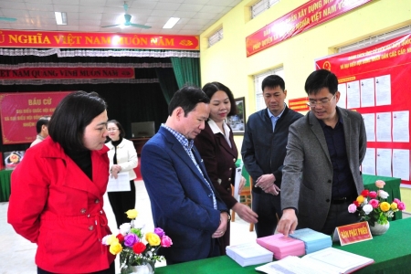 Đoàn kiểm tra số 8 của tỉnh Lạng Sơn kiểm tra công tác chuẩn bị bầu cử tại cơ sở