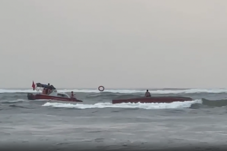 Quảng Trị: Cứu thành công 5 ngư dân bị lật tàu cá ở cửa biển Nhật Lệ