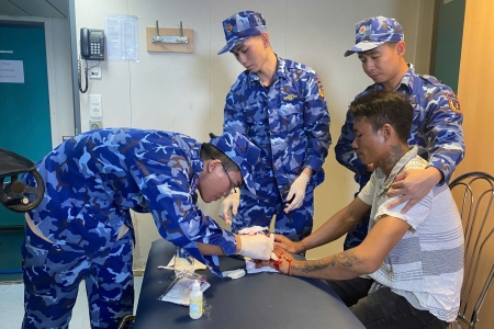 BTL Vùng Cảnh sát biển 4 kịp thời hỗ trợ y tế cho ngư dân bị tai nạn lao động trên biển