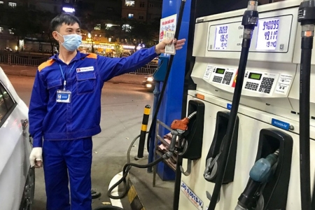 Xăng RON 95 tăng hơn 2.000 đồng/lít, vượt mốc 29.000 đồng từ 0h ngày 11/3