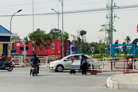 Công an Hải Phòng quyết liệt xử lý các phương tiện vi phạm quy định an toàn đường sắt