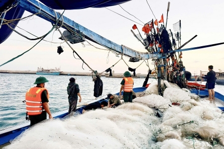 Đồn Biên phòng Cửa khẩu cảng Phú Quý phối hợp cứu hộ thành công hai tàu cá gặp nạn trên biển