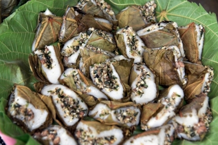 Bánh trứng kiến: Hương vị núi rừng độc đáo của người Tày